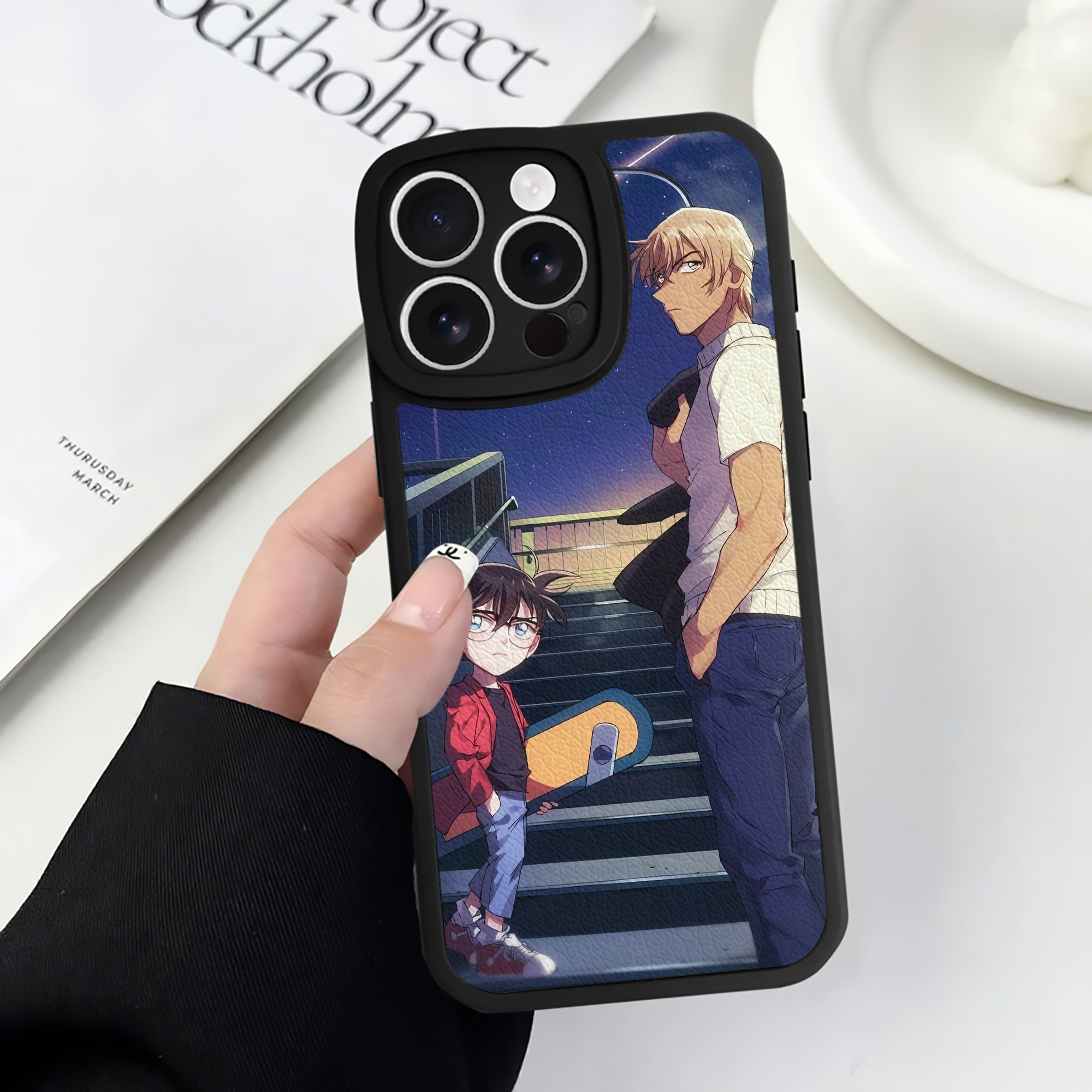 （画像用） 名探偵コナン Detective Conan 【iPhone 16シリーズ対応】シリコンスマホケース（レザー調） 材質：シリコン